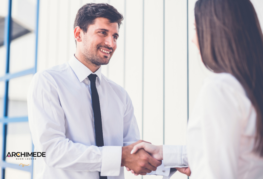 due persone si stringono la mano dopo aver firmato un contratto di somministrazione